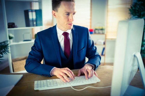 Homem de negócios elegante trabalhando em sua mesa — Fotografia de Stock