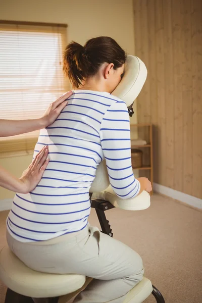 Jovem mulher recebendo massagem na cadeira — Fotografia de Stock