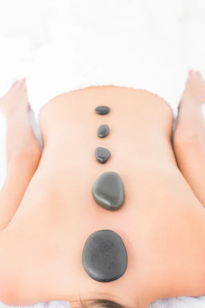 Žena se těší masáž lávovými kameny — Stock fotografie