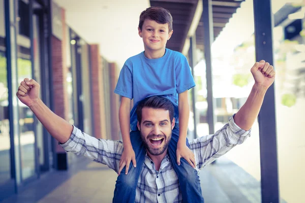 Retrato de um pai e filho piggybacking — Fotografia de Stock