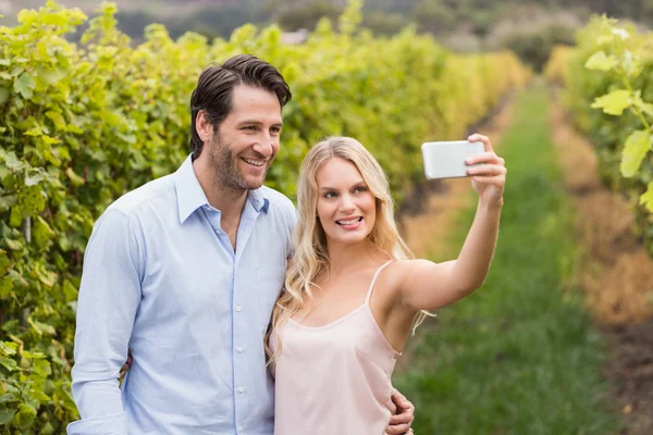 Jovem casal feliz tirando uma selfie — Fotografia de Stock