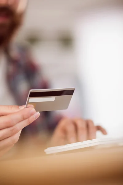 Hipster hombre de negocios de compras en línea con tarjeta — Foto de Stock