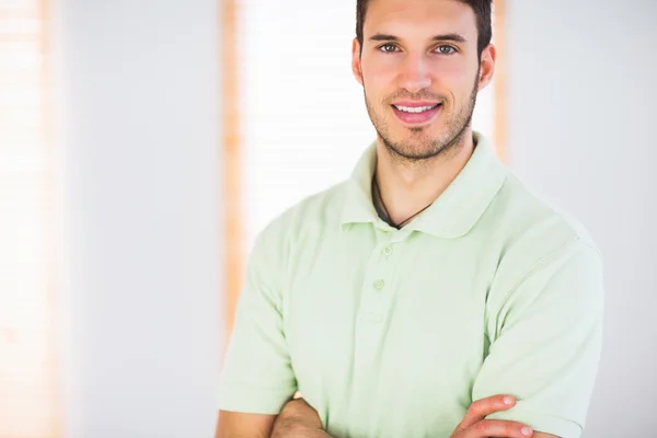 Porträt eines lächelnden gutaussehenden Masseurs mit verschränkten Armen — Stockfoto