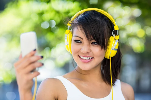Frau mit gelben Kopfhörern — Stockfoto