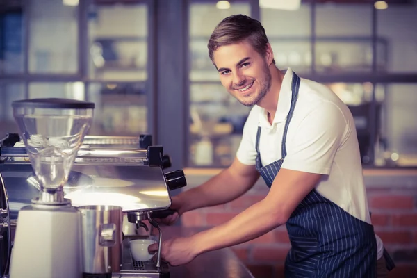 Knappe barista maken van een kopje koffie — Stockfoto