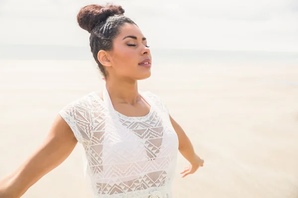 Ragazza elegante con le braccia tese — Foto Stock