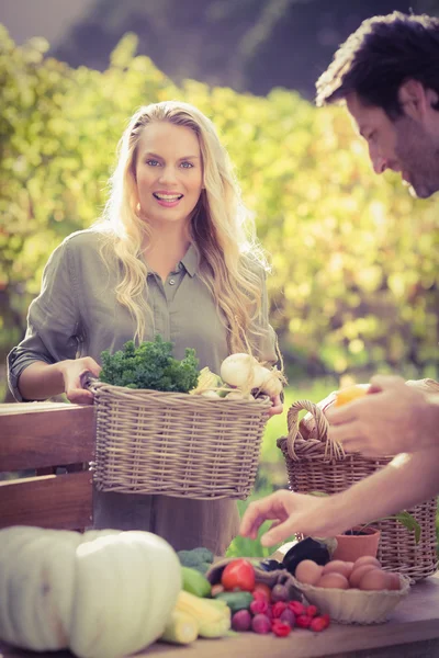 Sonriente cliente rubio comprar verduras — Foto de Stock