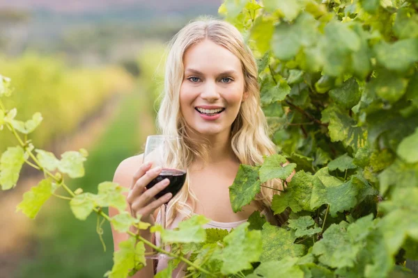 Jeune femme heureuse tenant un verre de vin — Photo