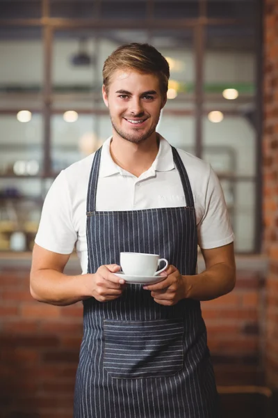 Όμορφος barista που κατέχει ένα φλυτζάνι του καφέ — Φωτογραφία Αρχείου