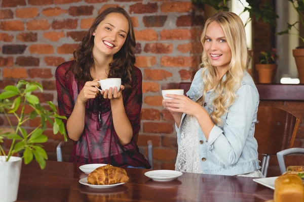 Друзья пьют кофе в кофейне — стоковое фото