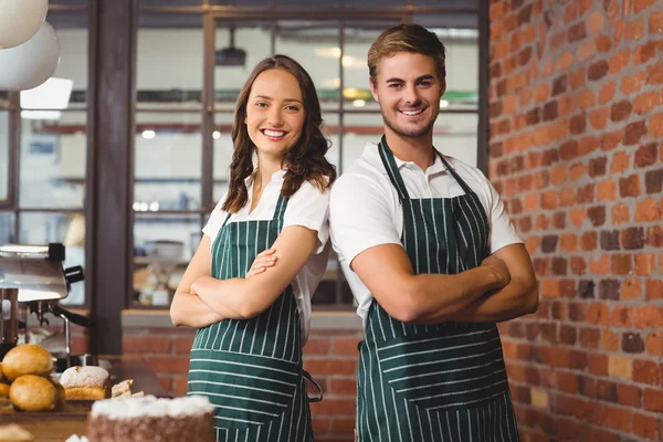 Des collègues souriants debout ensemble — Photo