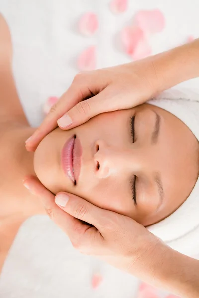 Jeune femme recevant un massage facial — Photo