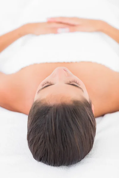 Vrouw op massagetafel — Stockfoto