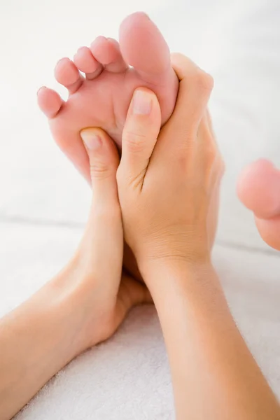 Mujer recibiendo masaje de pies —  Fotos de Stock