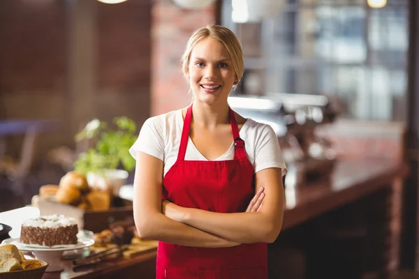 Όμορφη barista εξετάζοντας τη φωτογραφική μηχανή — Φωτογραφία Αρχείου