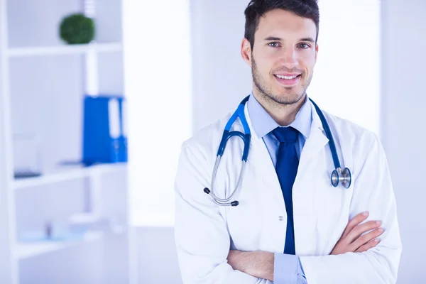 Doctor looking at camera with arms crossed — Stock Photo, Image