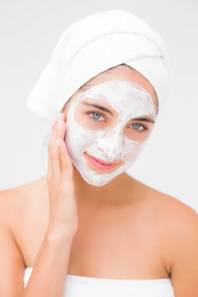 Donna con crema bianca sul viso — Foto Stock
