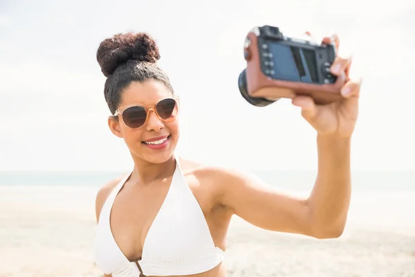 Mooie vrouw in bikini nemen selfie — Stockfoto