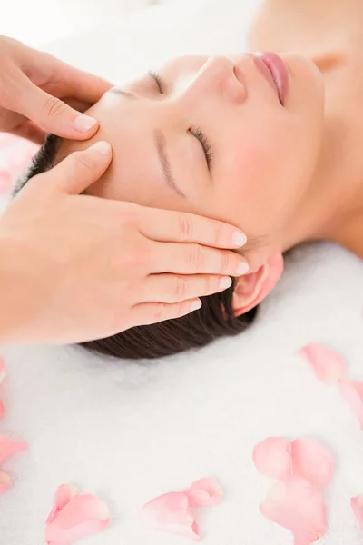 Mujer recibiendo masaje facial —  Fotos de Stock