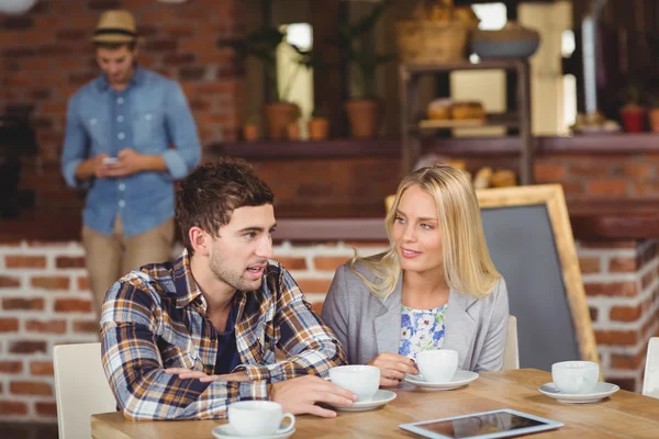 Twee glimlachend vrienden praten en drinken koffie — Stockfoto