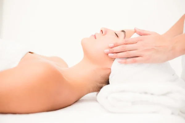 Femme recevant massage facial — Photo