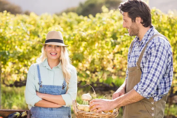 Gelukkig boer vrouw kijken naar de camera — Stockfoto