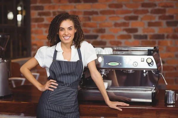 Vackra barista leende framför kaffemaskinen — Stockfoto