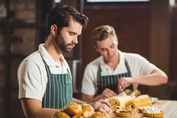 Geconcentreerde obers opruimen de gebak — Stockfoto