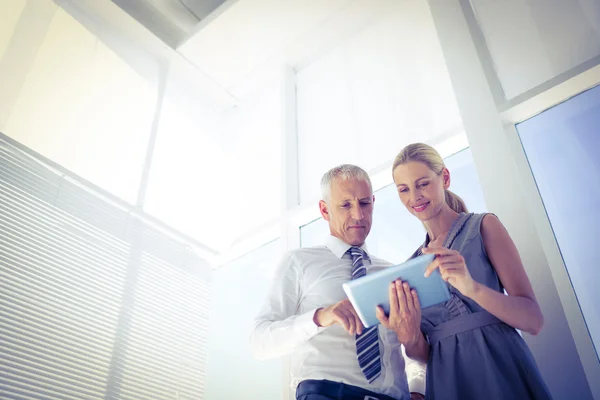 Business människor diskutera över tablet — Stockfoto