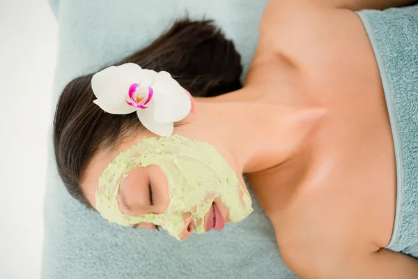 Женщина с зеленым кремом на лице — стоковое фото