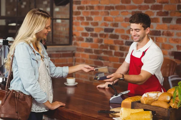 Mooie klant een mobiele betaling — Stockfoto