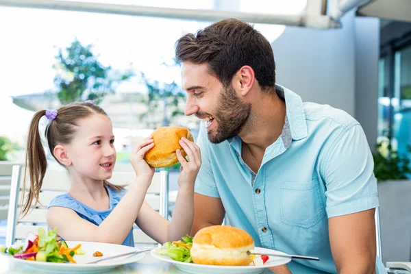 Kızı ve babası restoranda yemek — Stok fotoğraf