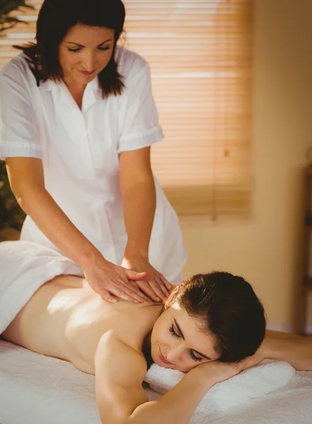 Jovem mulher recebendo de volta massagem — Fotografia de Stock