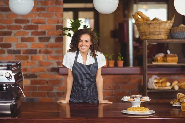 Barista sorridente apoiando-se no balcão — Fotografia de Stock