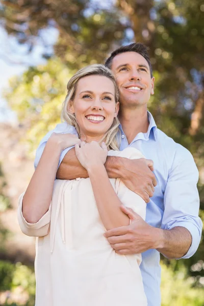 Sorrindo casal de pé abraçando — Fotografia de Stock