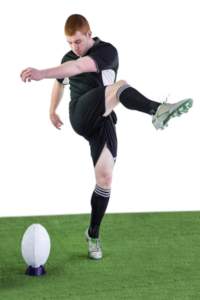 Rugby-Spieler macht einen Dropkick — Stockfoto