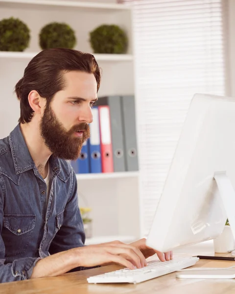 Hipster biznesmen pracy na biurku — Zdjęcie stockowe