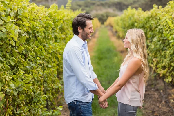 Jonge gelukkige paar hand in hand — Stockfoto