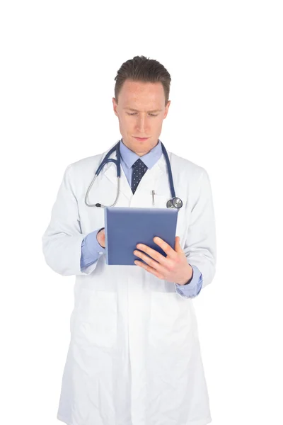 Médico serio usando un comprimido digital — Foto de Stock