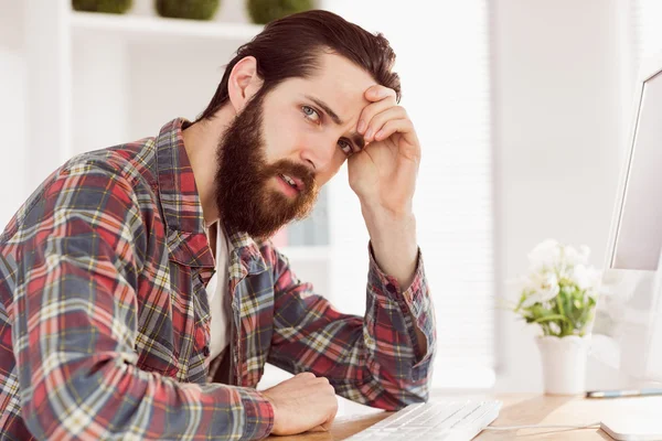 Hipster businessman stressed at his desk — Stockfoto