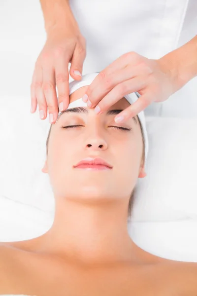 Hand waxing woman's eyebrow — Stock Photo, Image