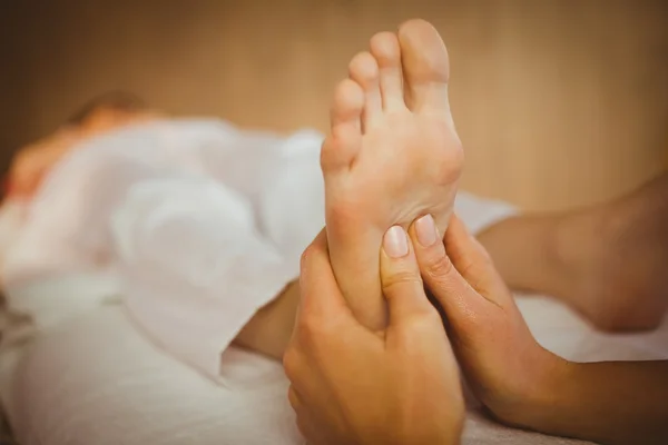 Jovem mulher recebendo massagem nos pés — Fotografia de Stock