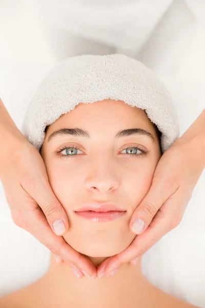 Mulher atraente recebendo massagem facial — Fotografia de Stock