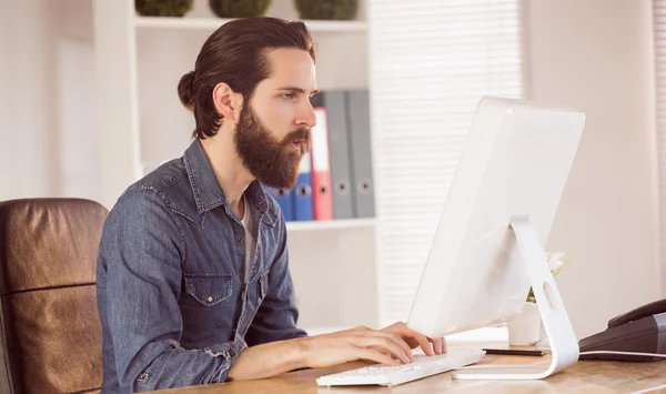 Hipster businessman working at his desk — Stock Photo, Image