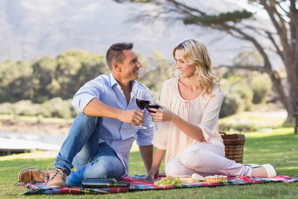 Casal beber vinho e brindar — Fotografia de Stock