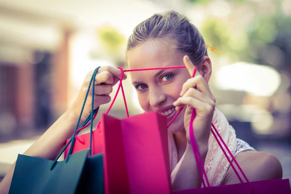 Mujer mirando en su bolso — Foto de Stock