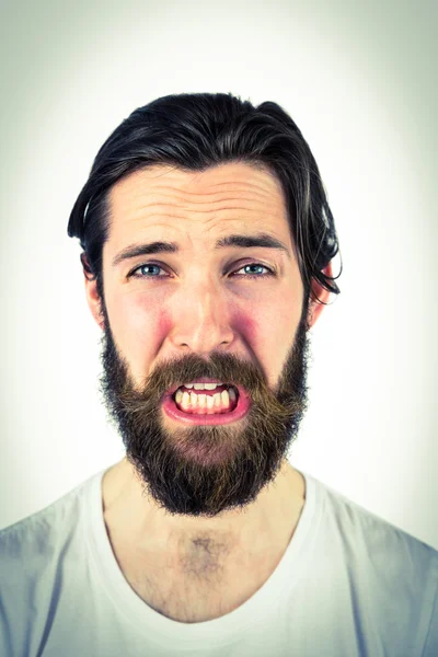 Schöner Hipster weint vor der Kamera — Stockfoto