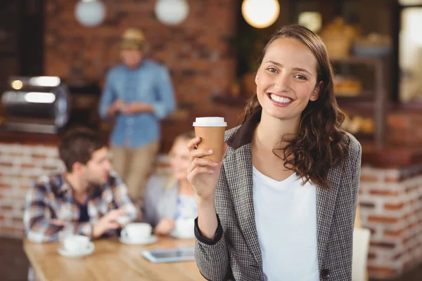 Mujer joven sonriente con taza para llevar — Foto de Stock