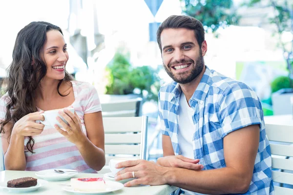 Linda pareja sentada afuera en un café — Foto de Stock