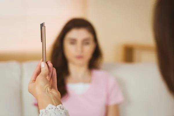 Hypnotherapeut bedrijf pen voordat haar patiënt — Stockfoto